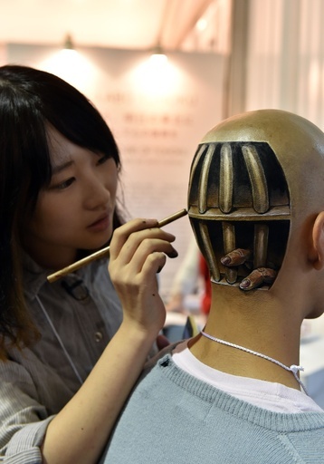 奇抜なボディーペイントが評判に、注目の美大生アーティスト