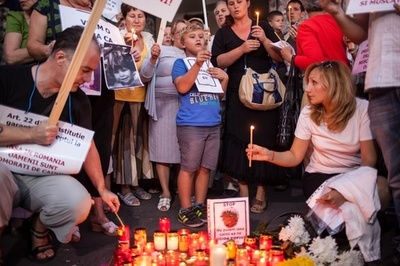 4歳児が野良犬にかまれ死亡、対策求め数百人がデモ ルーマニア首都