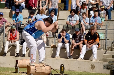オーストラリア伝統のスポーツ「丸太切り」、女性や子どもの競技者も
