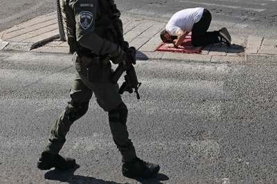 モスク立ち入り制限、路上から金曜礼拝 東エルサレム