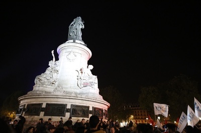 仏大統領選、パリで決選投票進出2候補へのデモ 逮捕者100人以上