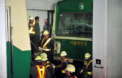 韓国の地下鉄で追突事故、負傷者170人以上
