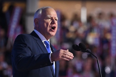 ウォルズ氏が指名受諾演説、ハリス氏を称賛 米民主党全国大会