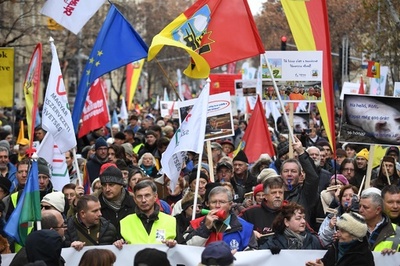 ハンガリー首都で大規模デモ、残業上限引き上げる「奴隷法」に反対