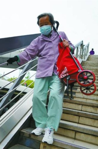 歩道橋の高齢者対応リフォームを急ぐ 上海市