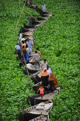 向こう岸へは「小舟の橋」で、バングラデシュ