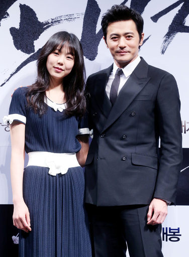 チャン・ドンゴン、主演映画の制作発表会に出席