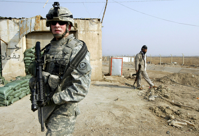 ゲーツ米長官イラク電撃訪問、中部では自爆攻撃で23人死亡