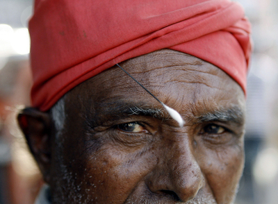 赤いターバンが目印、インドの耳掃除人