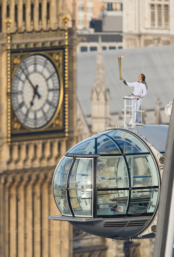 五輪聖火、大型観覧車ロンドン・アイに「搭乗」