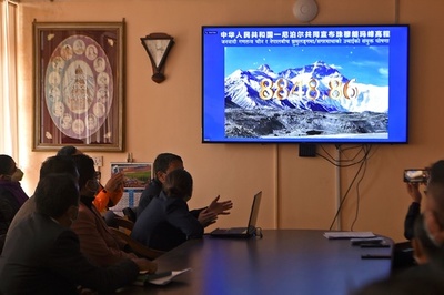 エベレストさらに高く、8848.86m 中国とネパールが発表