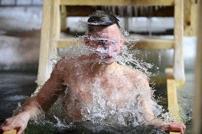 冷たい水の中へ ロシア正教会の神現祭