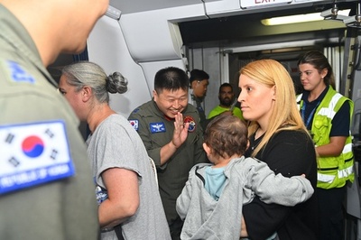 韓国軍輸送機、退避する人々乗せイスラエルを出発