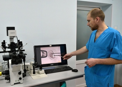 「3人親」の子ども、ウクライナで誕生 前核移植技術で