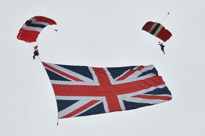 エリザベス英女王、即位60年行事初日は競馬観戦