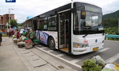野菜の行商専用バスが活躍 中国貴州省
