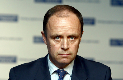 英紙盗聴問題で警視総監ら辞任 キャメロン首相も窮地に