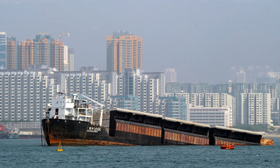 香港名所で大型船が沈没！･･･と思ったら実験