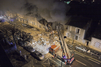 ガス漏れが原因とみられる爆発事故、住宅全壊で8人負傷、2人行方不明 - フランス