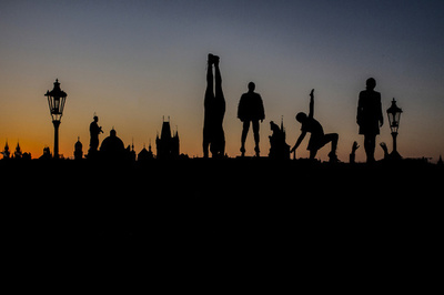 【今日の1枚】夜明けに集う、橋の上でパフォーマンス