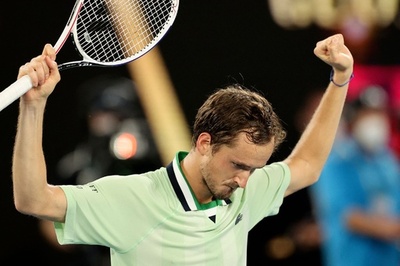 メドベージェフが全豪OP4強 オジェ・アリアシムに大逆転勝利