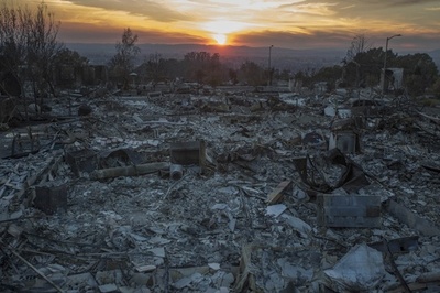 米カリフォルニアの山火事は「この世の地獄」、死者40人に