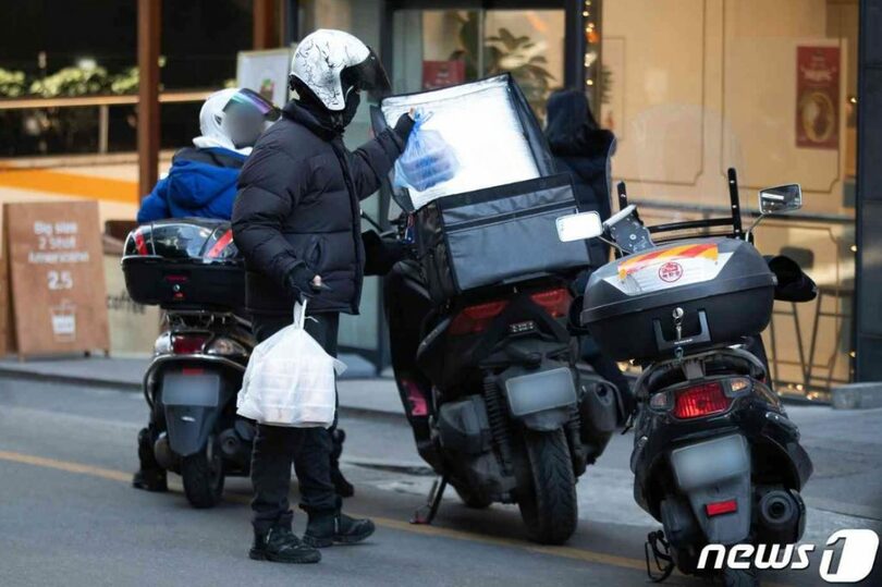 ソウル市内で働く配達員(c)news1
