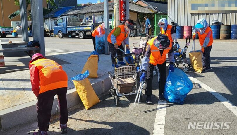 高齢者雇用事業に参加し、道路の環境美化活動に取り組む高齢者＝羅州市提供(c)NEWSIS