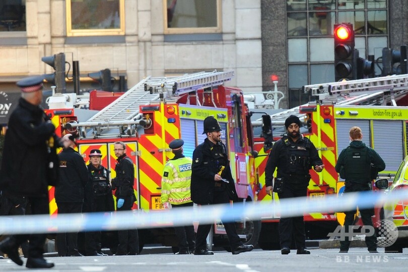 ロンドン刃物襲撃事件、容疑者取り押さえた市民らに称賛集まる