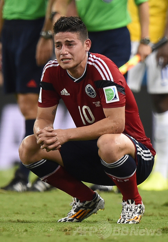 ブラジルがコロンビア下し準決勝へ、ネイマールは負傷し担架で運ばれる