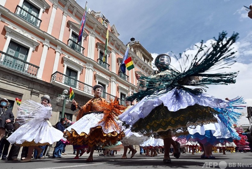 【今日の1枚】回って広がるドレスの裾、ボリビアの舞踊「モレナダ」