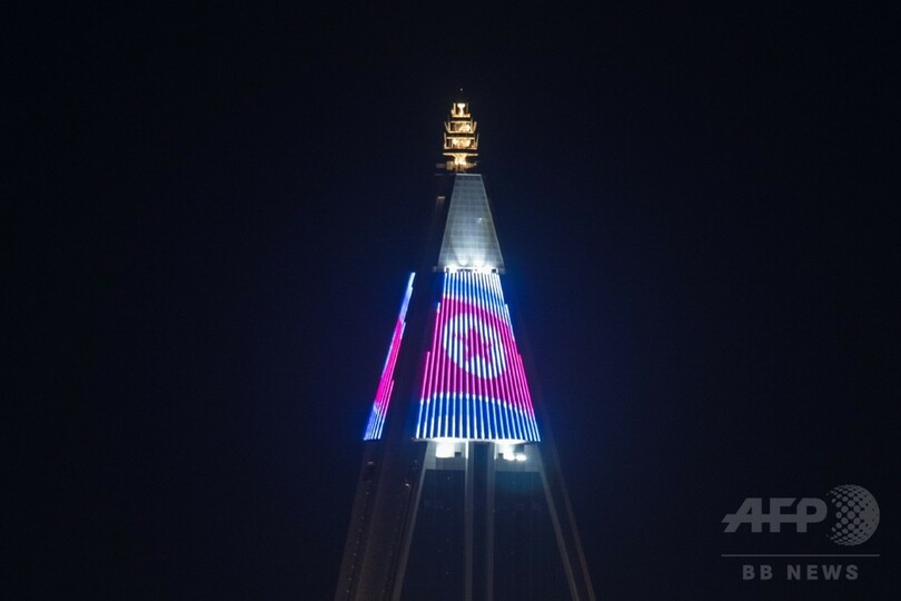 平壌の「滅びのホテル」に浮かび上がる国旗、ついに一部オープンか