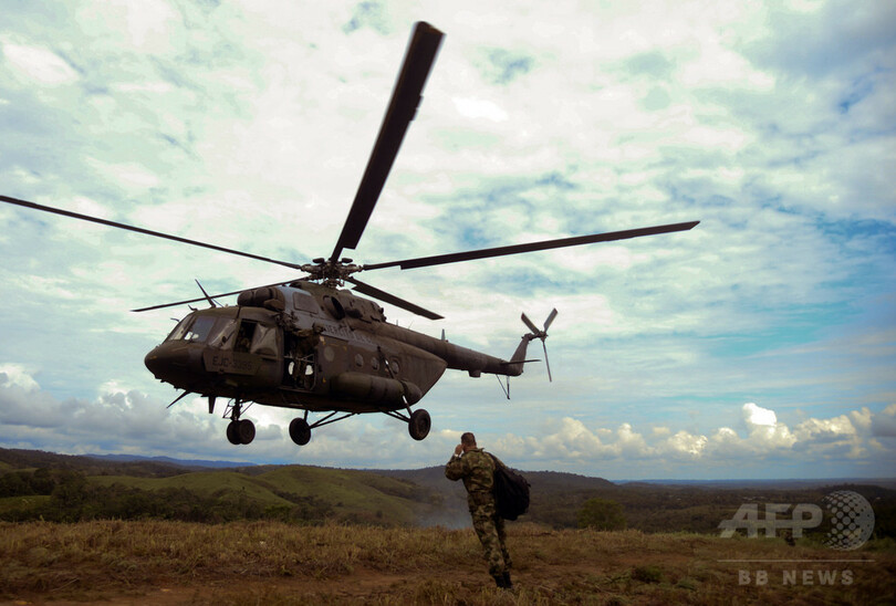 コロンビアで軍のヘリが墜落、兵士17人死亡