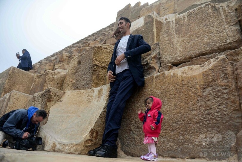 「世界一背の低い女性」と「世界一背の高い男性」が対面、ギザの三大ピラミッド