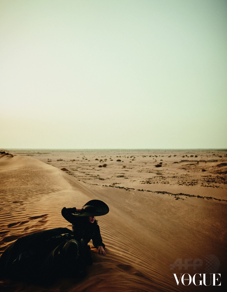 女性の運転解禁間近のサウジ、ファッション誌表紙写真が物議 運転席に王女