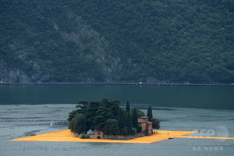 クリスト夫妻、キューブつないだ湖上の桟橋アート イタリア