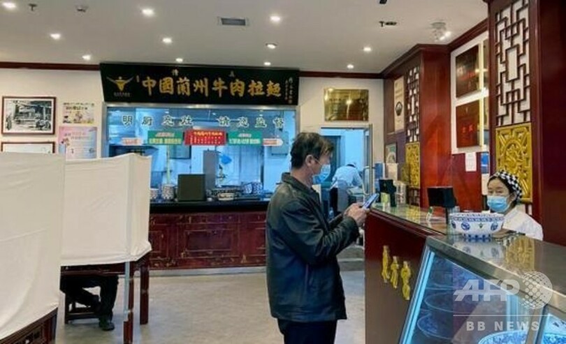 新型ウイルス対策としてテーブルを囲って「個室」にした甘粛の牛肉麺店