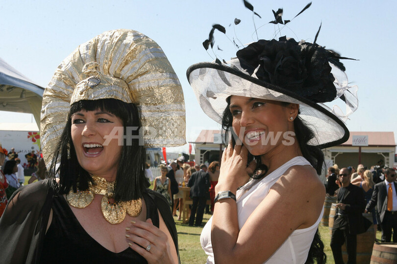 ＜ドバイワールドカップ2007＞帽子コンテストが開催 - UAE