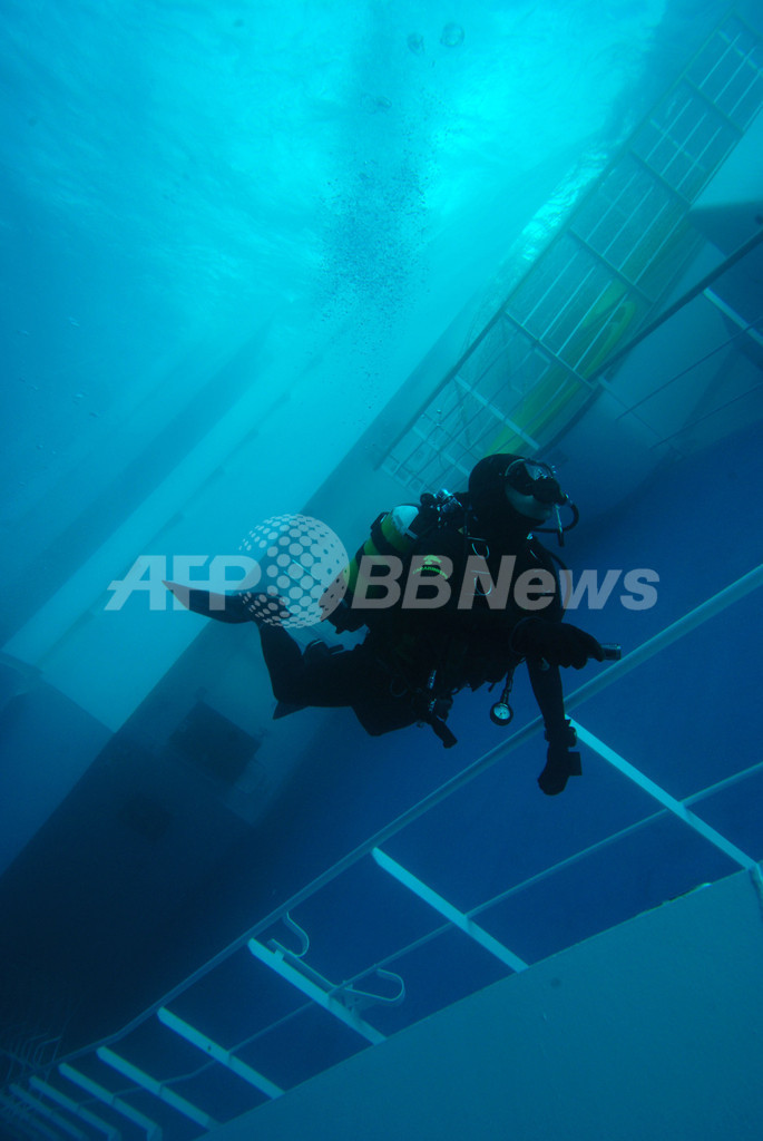 伊客船の救助活動、悪天で一時中断 沈没防止策を検討