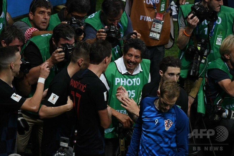 クロアチアの歓喜の渦でAFPカメラマンがもみくちゃに…！ W杯