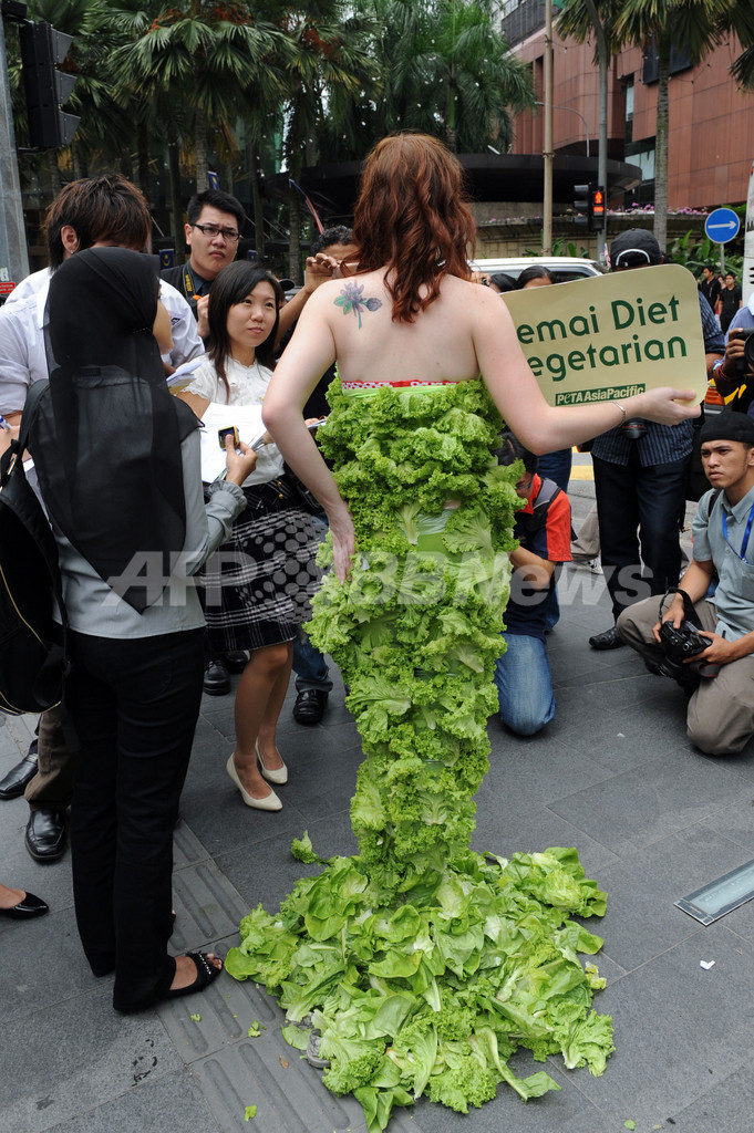 PETA、レタスドレスで「菜食主義」の訴え マレーシア