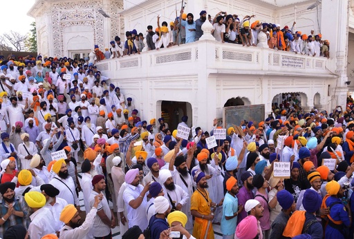 シーク教徒が剣かざし衝突、インド北部の寺院 写真14枚 国際