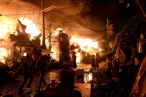 新年祝賀の爆竹などで2人死亡 数百人負傷 フィリピン 写真10枚 国際ニュース Afpbb News 新年祝賀の爆竹などで2人死亡 数百人負傷 フィリピン 写真10枚 国際ニュース Afpbb News