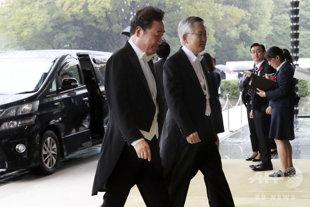 安倍首相、韓国の李首相と会談 日韓関係の悪化後初