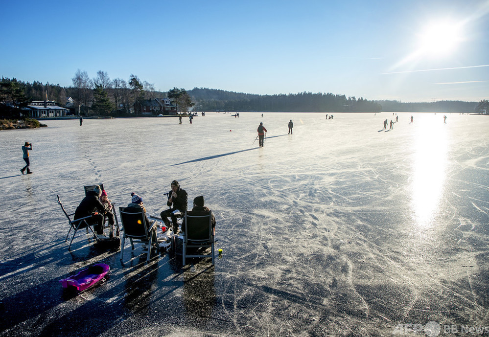 湖に張った氷の穴から転落か、男性4人死亡 スウェーデン