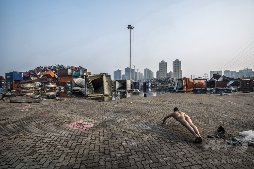 香港裸 全裸腕立て伏せ」で社会批判、中国のアーティスト・区志航さん 写真6枚 国際ニュース：AFPBB News
