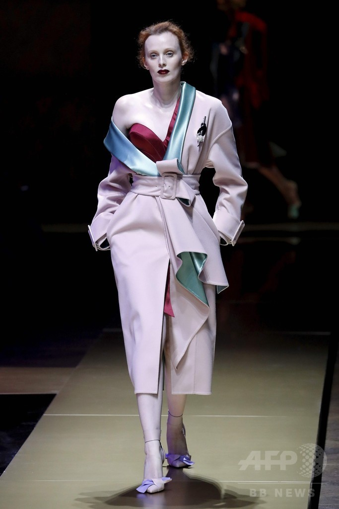 「アトリエ ヴェルサーチ」16/17年秋冬パリ・オートクチュール