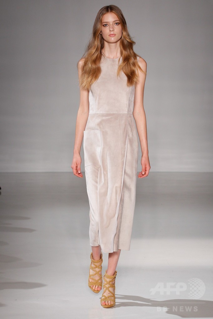 膝下丈のスカートでエレガントに、「ジル・スチュアート」15年春夏