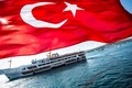 トルコ・イスタンブールで開かれた「ボスポラス海峡大陸間水泳大会」で、スタート地点に向けて船で移動する参加者ら（2019年7月21日撮影）。(c)Yasin AKGUL / AFP