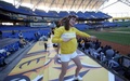 台湾プロ野球の開幕戦で踊るチアリーダー（2020年4月12日撮影）。(c)Steven Lee/ AFP